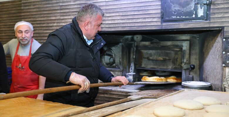 BAŞKAN SIBIÇ FIRINCILARI HEM DENETLEDİ HEM DE YARDIM ETTİ BAŞKAN SIBIÇ FIRINCILARI HEM DENETLEDİ HEM DE YARDIM ETTİ