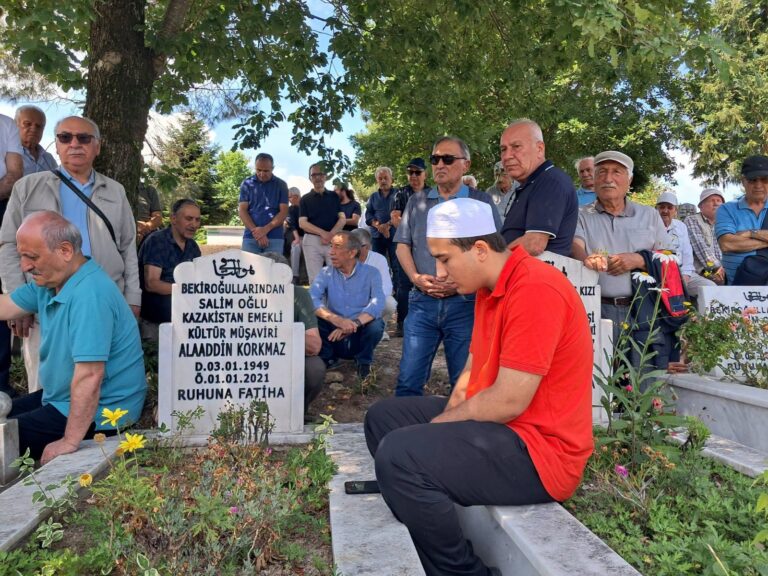 ALAADDİN KORKMAZ ‘IN ESPİYE’DEKİ MEZARINA 5 OTOBÜSLE GELDİLER